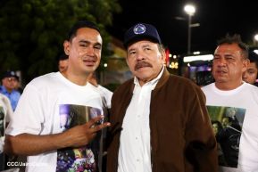 Acto de entrega de buses a cooperativas en celebración a la epopeya de la toma del Palacio Nacional