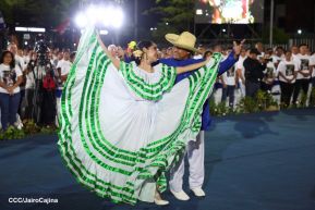 Acto de entrega de buses a cooperativas en celebración a la epopeya de la toma del Palacio Nacional