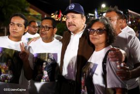 Acto de entrega de buses a cooperativas en celebración a la epopeya de la toma del Palacio Nacional