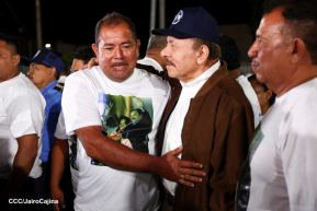 Acto de entrega de buses a cooperativas en celebración a la epopeya de la toma del Palacio Nacional