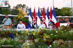 Acto de entrega de buses a cooperativas en celebración a la epopeya de la toma del Palacio Nacional