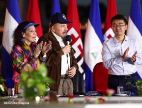 Acto de entrega de buses a cooperativas en celebración a la epopeya de la toma del Palacio Nacional