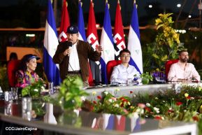 Acto de entrega de buses a cooperativas en celebración a la epopeya de la toma del Palacio Nacional