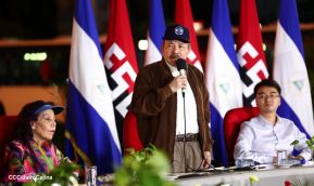 Acto de entrega de buses a cooperativas en celebración a la epopeya de la toma del Palacio Nacional