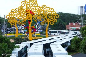 Acto de entrega de buses a cooperativas en celebración a la epopeya de la toma del Palacio Nacional