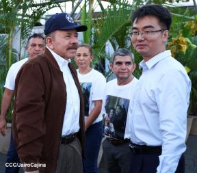 Acto de entrega de buses a cooperativas en celebración a la epopeya de la toma del Palacio Nacional