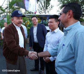 Acto de entrega de buses a cooperativas en celebración a la epopeya de la toma del Palacio Nacional