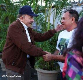 Acto de entrega de buses a cooperativas en celebración a la epopeya de la toma del Palacio Nacional