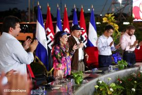 Acto de entrega de buses a cooperativas en celebración a la epopeya de la toma del Palacio Nacional