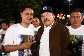 Acto de entrega de buses a cooperativas en celebración a la epopeya de la toma del Palacio Nacional