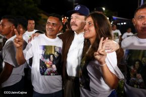 Acto de entrega de buses a cooperativas en celebración a la epopeya de la toma del Palacio Nacional