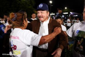 Acto de entrega de buses a cooperativas en celebración a la epopeya de la toma del Palacio Nacional