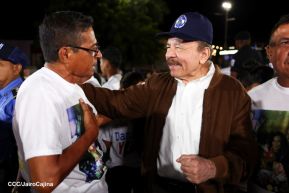Acto de entrega de buses a cooperativas en celebración a la epopeya de la toma del Palacio Nacional