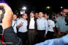 Acto de entrega de buses a cooperativas en celebración a la epopeya de la toma del Palacio Nacional