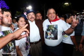 Acto de entrega de buses a cooperativas en celebración a la epopeya de la toma del Palacio Nacional
