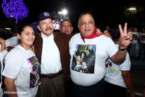 Acto de entrega de buses a cooperativas en celebración a la epopeya de la toma del Palacio Nacional
