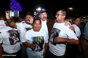 Acto de entrega de buses a cooperativas en celebración a la epopeya de la toma del Palacio Nacional