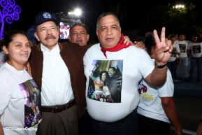 Acto de entrega de buses a cooperativas en celebración a la epopeya de la toma del Palacio Nacional