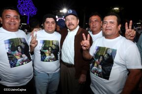 Acto de entrega de buses a cooperativas en celebración a la epopeya de la toma del Palacio Nacional