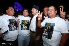 Acto de entrega de buses a cooperativas en celebración a la epopeya de la toma del Palacio Nacional