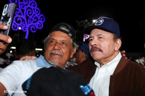 Acto de entrega de buses a cooperativas en celebración a la epopeya de la toma del Palacio Nacional