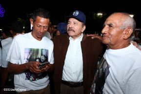 Acto de entrega de buses a cooperativas en celebración a la epopeya de la toma del Palacio Nacional