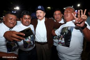 Acto de entrega de buses a cooperativas en celebración a la epopeya de la toma del Palacio Nacional
