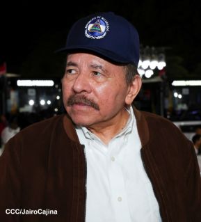 Acto de entrega de buses a cooperativas en celebración a la epopeya de la toma del Palacio Nacional