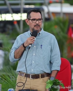 Acto de entrega de buses a cooperativas en celebración a la epopeya de la toma del Palacio Nacional