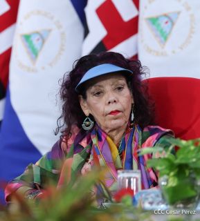 Acto de entrega de buses a cooperativas en celebración a la epopeya de la toma del Palacio Nacional
