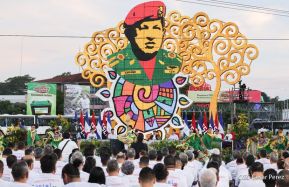 Acto de entrega de buses a cooperativas en celebración a la epopeya de la toma del Palacio Nacional