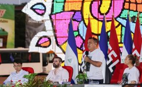 Acto de entrega de buses a cooperativas en celebración a la epopeya de la toma del Palacio Nacional