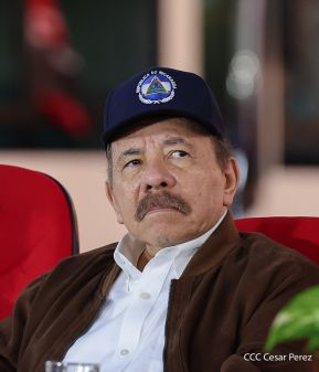 Acto de entrega de buses a cooperativas en celebración a la epopeya de la toma del Palacio Nacional