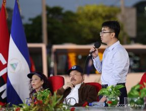 Acto de entrega de buses a cooperativas en celebración a la epopeya de la toma del Palacio Nacional