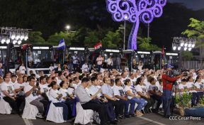 Acto de entrega de buses a cooperativas en celebración a la epopeya de la toma del Palacio Nacional