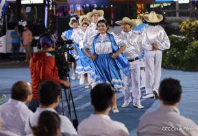 Acto de entrega de buses a cooperativas en celebración a la epopeya de la toma del Palacio Nacional