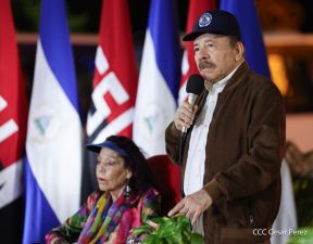 Acto de entrega de buses a cooperativas en celebración a la epopeya de la toma del Palacio Nacional