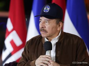 Acto de entrega de buses a cooperativas en celebración a la epopeya de la toma del Palacio Nacional