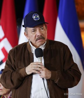 Acto de entrega de buses a cooperativas en celebración a la epopeya de la toma del Palacio Nacional