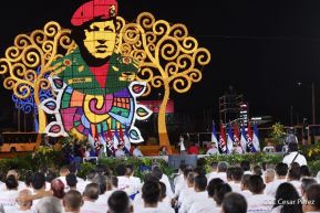 Acto de entrega de buses a cooperativas en celebración a la epopeya de la toma del Palacio Nacional