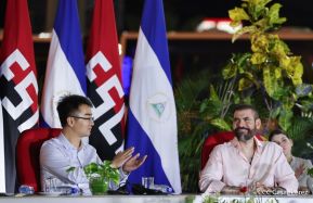 Acto de entrega de buses a cooperativas en celebración a la epopeya de la toma del Palacio Nacional