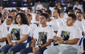 Acto de entrega de buses a cooperativas en celebración a la epopeya de la toma del Palacio Nacional