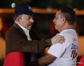 Acto de entrega de buses a cooperativas en celebración a la epopeya de la toma del Palacio Nacional