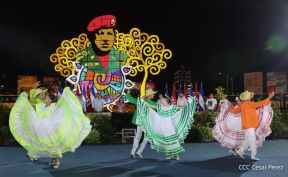 Acto de entrega de buses a cooperativas en celebración a la epopeya de la toma del Palacio Nacional