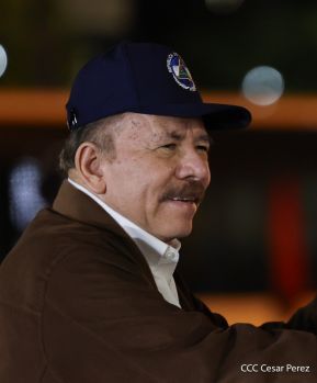 Acto de entrega de buses a cooperativas en celebración a la epopeya de la toma del Palacio Nacional