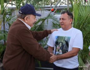 Acto de entrega de buses a cooperativas en celebración a la epopeya de la toma del Palacio Nacional