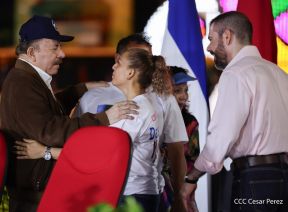 Acto de entrega de buses a cooperativas en celebración a la epopeya de la toma del Palacio Nacional