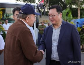 Acto de entrega de buses a cooperativas en celebración a la epopeya de la toma del Palacio Nacional