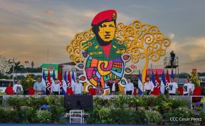 Acto de entrega de buses a cooperativas en celebración a la epopeya de la toma del Palacio Nacional