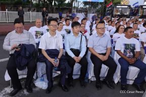 Acto de entrega de buses a cooperativas en celebración a la epopeya de la toma del Palacio Nacional